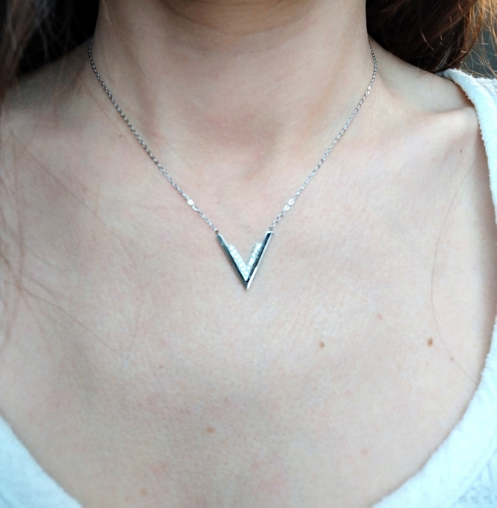 Collier double V