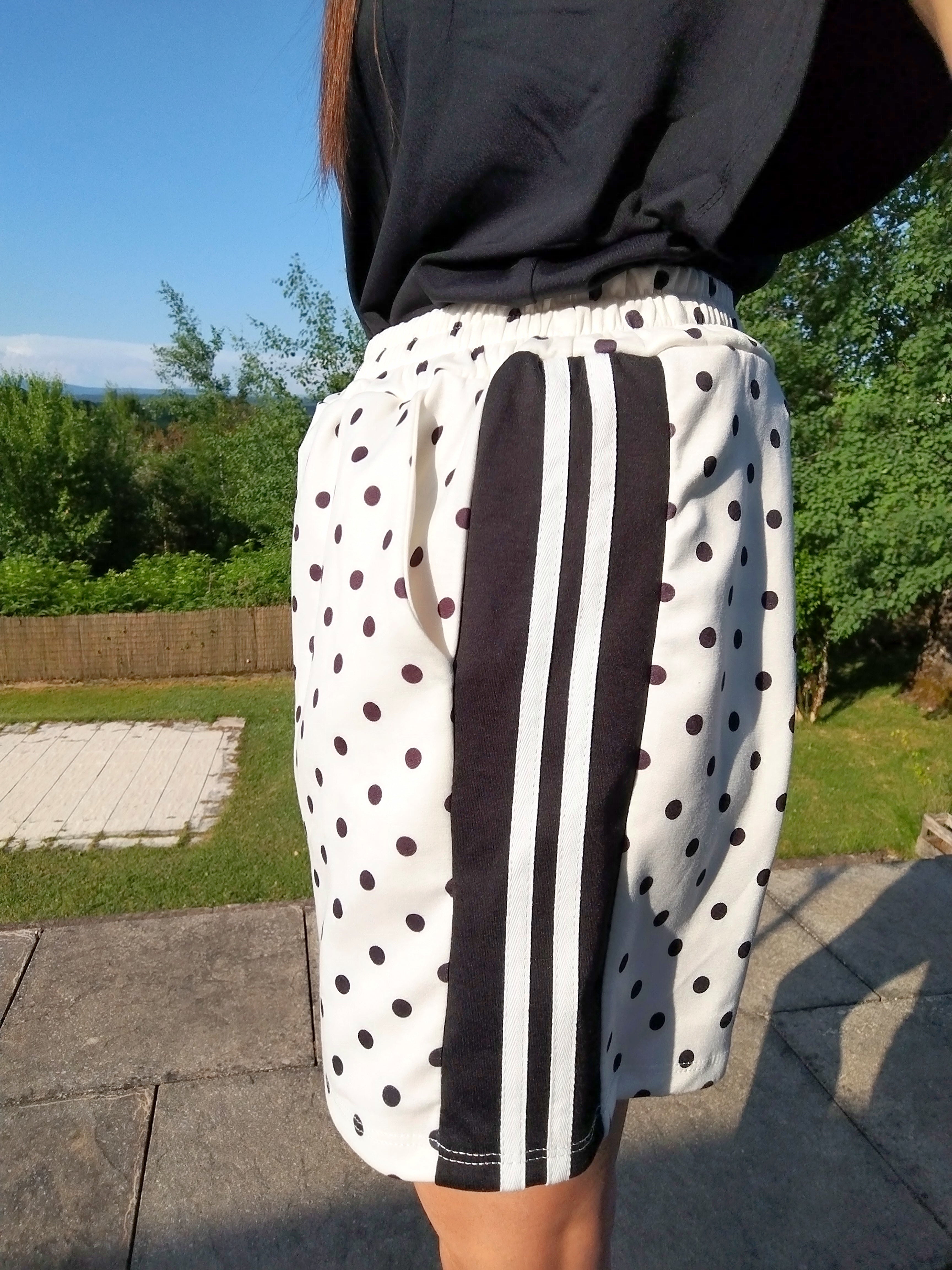 Short blanc à pois noir
