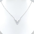 Collier double V