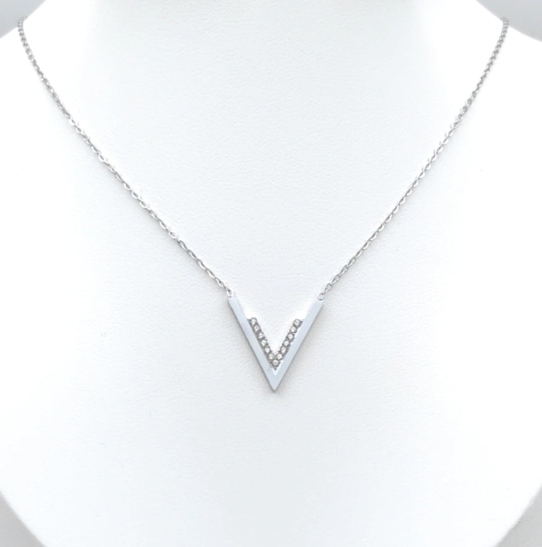 Collier double V